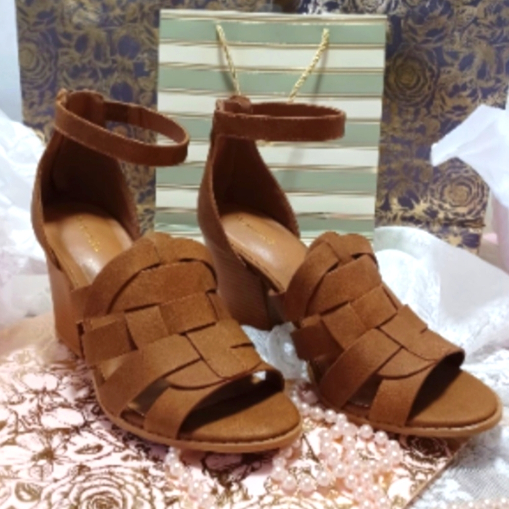 Maurices brand block heel sandles/size 11